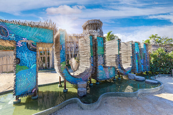 Большие буквы Тулум рядом с туристическими достопримечательностями и местные кеноты, представляющие название города