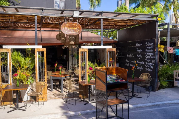 Yerel ve uluslararası turistlerin sıkça uğradığı tarihi şehir merkezinde Meksika mutfağı ve deniz ürünleri sunan restoranlardaki Tulum kafeleri