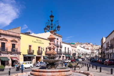 Zacatecas 'ın merkez katedrali yakınlarındaki tarihi şehir merkezinde renkli eski şehir sokakları. Burası popüler bir Meksika turizm merkezi.