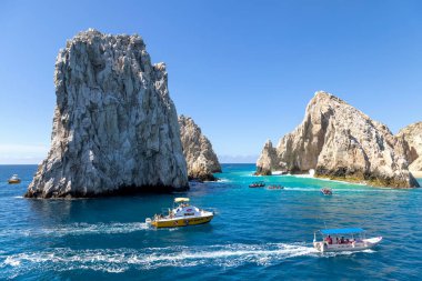 Los Cabos gezi gemisi Cabo San Lucas Kemeri, Playa Amantes, Playa del Divorcio ve diğer manzaralı plajlarda tur atıyor.