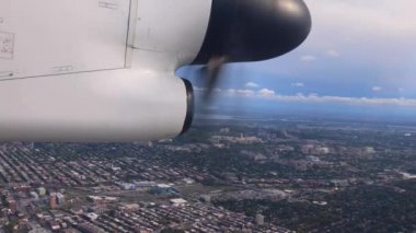 Boston Havaalanı 'na inen Karayip tatil kapısından dönen yolcularla dolu bir uçak.