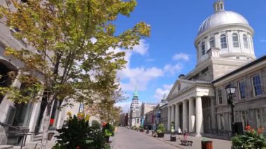 Eski Montreal 'deki Bonsecours Pazarı, Quebec' in en önemli turistik merkezlerinden biri olan Montreal Eski Limanı 'na yakın tarihi bir kasaba.