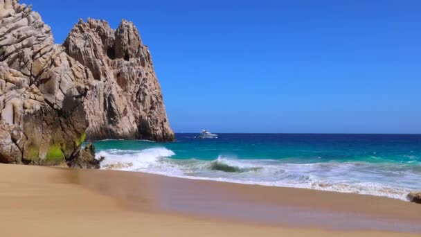 Scenic travel destination Playa del Divorcio, Divorce Beach, located near scenic Arch of Cabo San Lucas and playa Amantes, Lovers Beach — стоковое видео