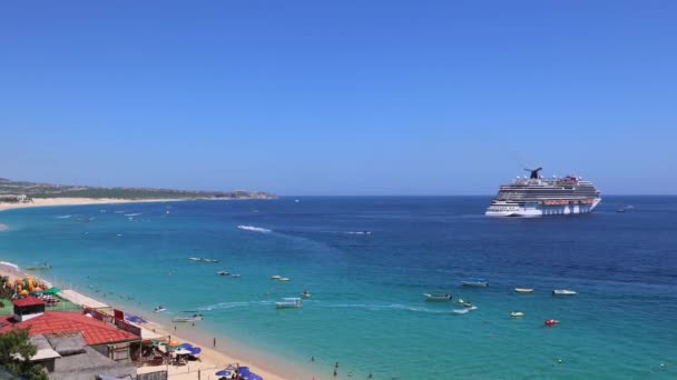 Mexico, Cabo San Lucas, Los Cabos, vakantie cruiseschip aangemeerd dicht bij El Medano strand en schilderachtige toeristische bestemming van Boog van Cabo San Lucas, EL Arco — Stockvideo