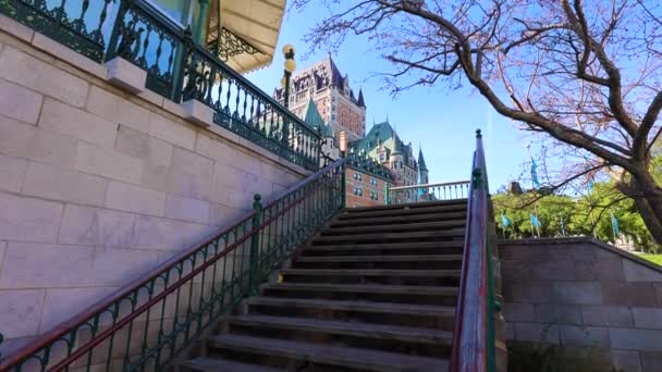 Beroemd kasteel Frontenac in Quebec historisch centrum gelegen op Dufferin Terras promenade met schilderachtige uitzichten en landschappen van Saint Lawrence River — Stockvideo