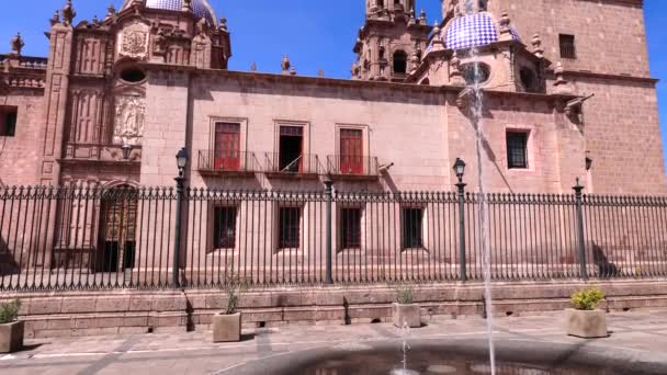 Meksika, Michoacan, Morelia 'nın tarihi şehir merkezindeki Plaza de Armas' da bulunan ünlü Morelia Katedrali. — Stok video