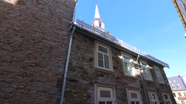 Atracciones turísticas de la vieja ciudad de Quebec del barrio Petit Champlain, distrito comercial y arquitectura francesa antigua — Vídeo de stock