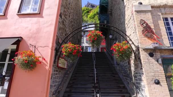 Wisatawan Kota Quebec lama atraksi Quartier Petit Champlain kota bawah, distrik perbelanjaan dan tua Arsitektur Perancis — Stok Video