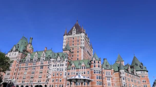 Slavný zámek Frontenac v historickém centru Quebecu na promenádě Dufferin Terrace s malebnými výhledy a krajinami na řeku Saint Lawrence — Stock video