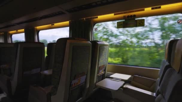 Passagierszitplaatsen in een snelle eerste klas intercity Via Rail trein pendelen van Toronto, Ontario naar Montreal, Quebec — Stockvideo