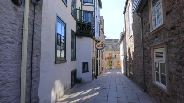 Atracciones turísticas de la vieja ciudad de Quebec del barrio Petit Champlain, distrito comercial y arquitectura francesa antigua — Vídeo de stock