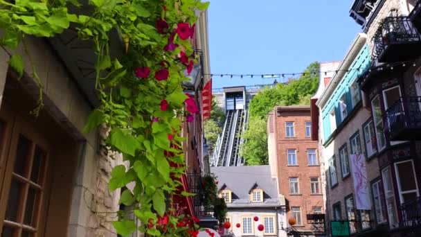 Atracciones turísticas de la vieja ciudad de Quebec del barrio Petit Champlain, distrito comercial y arquitectura francesa antigua — Vídeo de stock