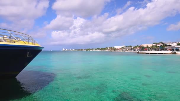 산미겔데 코즈 멜 (San Miguel de Cozumel) 역에서 고속 코즈 멜 (Cozumel) 페리가 플라야델 카르멘 (Playa del Carmen) 및 다른 관광지로 가는 승객들을 기다리고 있다. — 비디오