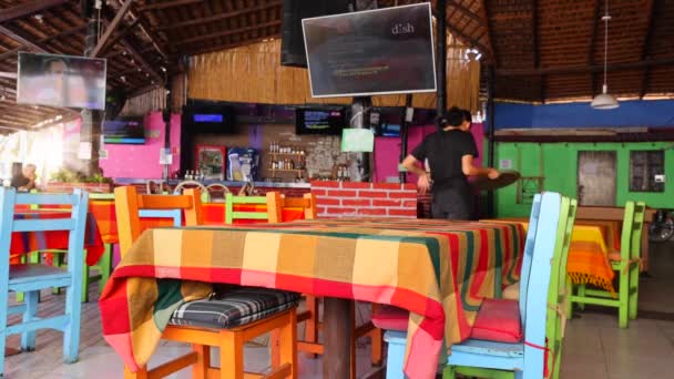Cabo San Lucas kafe ve restoranları Marina ve yat kulübü yakınlarında Meksika ulusal mutfağı sunuyor. Cabo San Lucas Kemeri, El Arco 'ya bir gidiş noktası. — Stok video