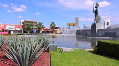 Loas Arcos de Guadalajara ve tarihi şehir merkezi yakınlarındaki Guadalajara 'daki tarihi Minerva anıtı