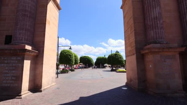 Leon landmark tourist attraction, monument Triumphal Arch of the City of Leon near historic city center — Wideo stockowe
