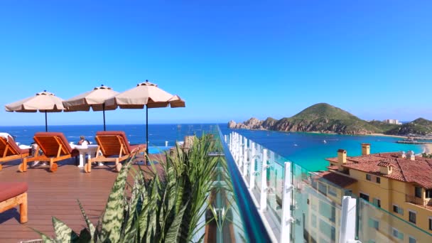 Uitzicht op schilderachtige bezienswaardigheden toeristische bestemming Boog van Cabo San Lucas, El Arco, vanaf het dak van een luxe hotel — Stockvideo