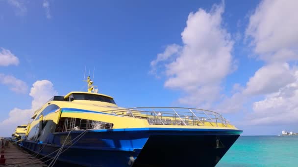 High-speed Cozumel ferry in de terminal van San Miguel de Cozumel wachtend op passagiers naar Playa del Carmen en andere toeristische bestemmingen — Stockvideo