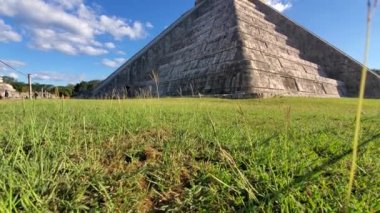 Chichen Itza, Maya 'nın en büyük şehirlerinden biri, Maya halkı tarafından inşa edilmiş büyük bir Kolombiya öncesi şehir. Arkeolojik alan Meksika 'nın Yucatan eyaletinde yer almaktadır.