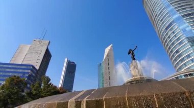 Avcı Diana Fıskiyesi Fuente de la Diana Cazadora Paseo de la Reforma 'nın kavşağında yer almaktadır.
