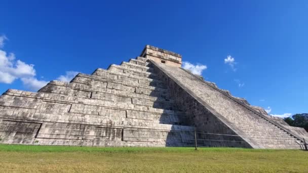 Chichén Itzá, una de las ciudades mayas más grandes, una gran ciudad precolombina construida por el pueblo maya. El sitio arqueológico se encuentra en el estado de Yucatán, México — Vídeo de stock