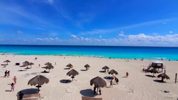 Cancun, Playa Delfines, Dolphin Beach, bijgenaamd El Mirador, The Lookout een van de mooiste openbare stranden in Riviera Maya — Stockvideo