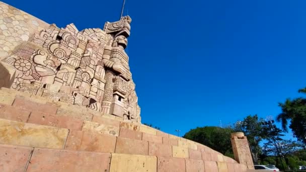 梅里达，一个标志性的国土纪念馆，由罗慕洛 · 罗佐雕塑而成，座落在蒙特霍帕索的周围 — 图库视频影像