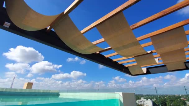 Merida 'da lüks bir otelin çatısında Merida şehri ve Paseo Montejo' nun manzaralı bir havuz. — Stok video
