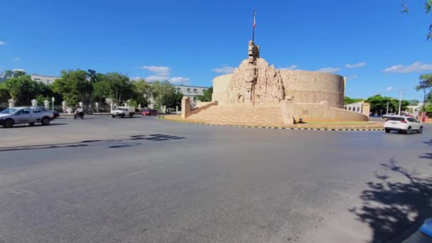 Merida, ein symbolträchtiges Denkmal der Heimat, Monumento a la Patria, von Romulo Rozo gemeißelt, am Kreisverkehr des Paseo de Montejo — Stockvideo