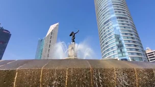 Diana the Huntress Fountain Fuente de la Diana Cazadora located in the roundabout at Paseo de la Reforma — Stock Video