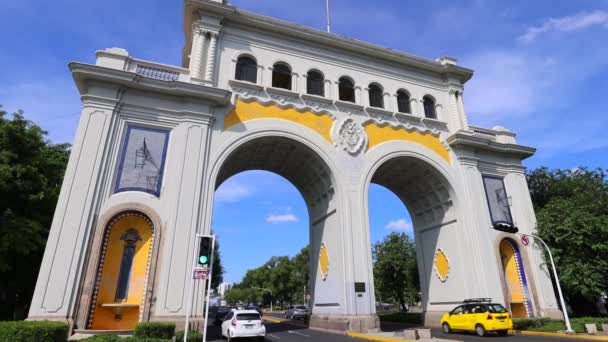 Monumento histórico de Arcos de Guadalajara, Arcos Vallarta Guadalajara, ubicado en el centro histórico de la ciudad cerca de la Estatua de Minerva — Vídeo de stock