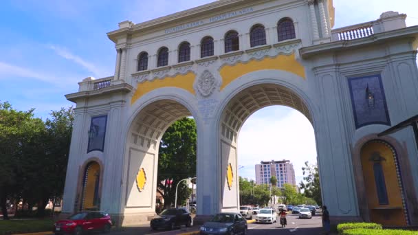 Het monument van de Arches van Guadalajara, Arcos Vallarta Guadalajara, gelegen in het historische centrum van de stad in de buurt van Minerva standbeeld — Stockvideo