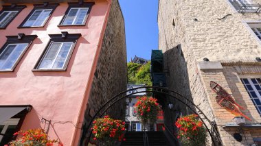 Quartier Petit Champlain 'in eski Quebec şehri turistik cazibesine düşük açı, alışveriş bölgesi ve eski Fransız mimarisi