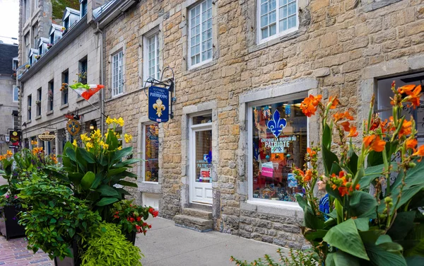 Lojas antigas de Montreal no bairro histórico da cidade e lar do Porto Velho de Montreal, uma das principais atrações turísticas e de destino em Quebec — Fotografia de Stock