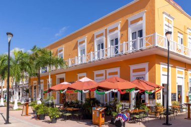 San Miguel de Cozumel, Meksika, Central Plaza ve şehir merkezindeki renkli şehir sokakları turizm sezonunun en yoğun olduğu aylarda