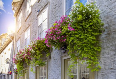 Quartier Petit Champlain 'in eski Quebec şehri turistik merkezleri. Aşağı kasaba, alışveriş bölgesi ve eski Fransız mimarisi.