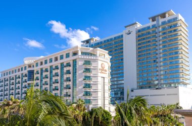 Cancun Zona Hotelera ve Riviera Maya Otel Bölgesi boyunca lüks oteller manzaralı plajlar, eğlence aktiviteleri, partiler ve turist eğlenceleri