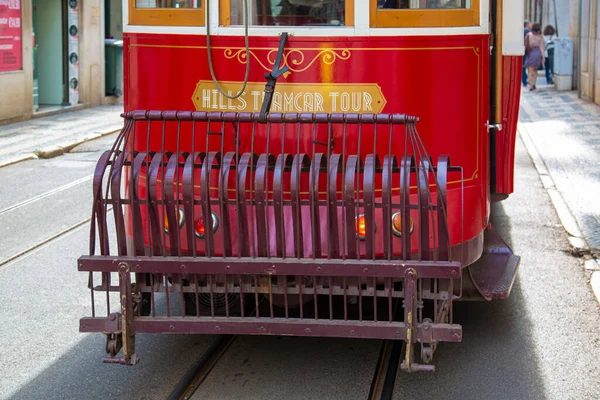 Famoso tranvía de Lisboa coche que muestra atracciones emblemáticas de Lisboa — Foto de Stock