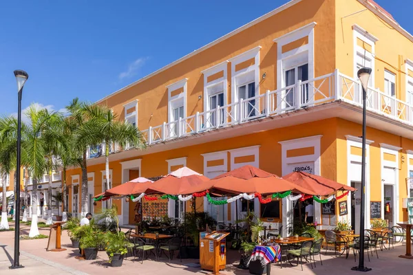 San Miguel de Cozumel, Meksyk, Central Plaza i kolorowe kolonialne ulice śródmieścia podczas szczytowych miesięcy sezonu turystycznego — Zdjęcie stockowe