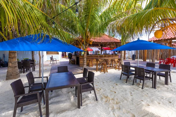 Cafés, pubs y restaurantes de la isla tropical Isla Mujeres ubicada al otro lado del Golfo de México, a un corto paseo en ferry desde Cancún —  Fotos de Stock