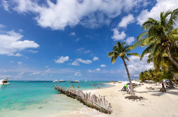 Serene turquoise Isla Mujeres strand Playa Norte beroemd om smaragd water, zandstrand en strand bars voor plezier en strand partijen — Stockfoto