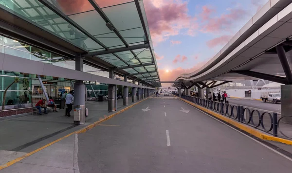 Guadalajara Aeropuerto Internacional Miguel Hidalgo y Costilla en temporada alta turística. Conectar vuelos nacionales y destinos turísticos internacionales — Foto de Stock