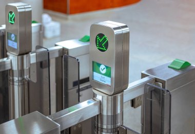 Metro giriş makineleri. Bağlantı kurulamayan akıllı kart toplu taşımaya erişmek için kullanılır.