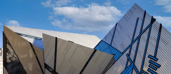 Het Royal Ontario Museum is een museum voor kunst, cultuur en natuurgeschiedenis in Toronto, Ontario, Canada. — Stockfoto
