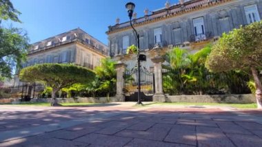 Merida 'daki Central Avenue Paseo de Montejo' da yerel müzeler, restoranlar, anıtlar ve turistik mekanlar