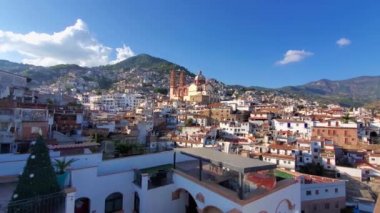 Taxco Hills 'in panoramik manzarası ve Santa Prisca de Taxco Kilisesi, Taxco tarihi merkezinin merkezinde Parroquia de Santa Prisca,