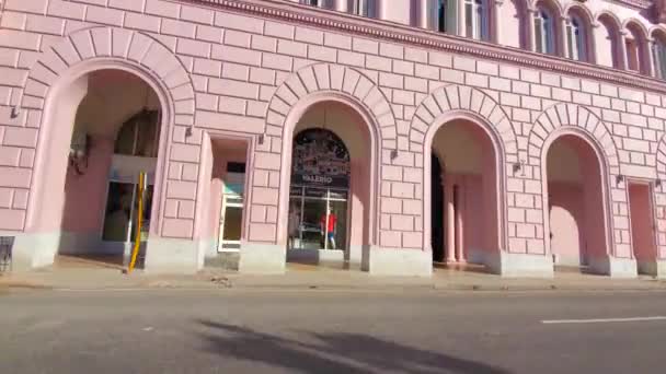 Percorri El Malecon, Avenida de Maceo, un'ampia spianata che si estende per 8 km lungo la costa dell'Avana oltre le principali attrazioni turistiche della città — Video Stock