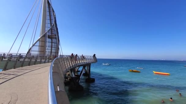 Playa De Los Muertos strand en Los Muertos pier dicht bij de beroemde Puerto Vallarta Malecon, de stad grootste openbare strand — Stockvideo