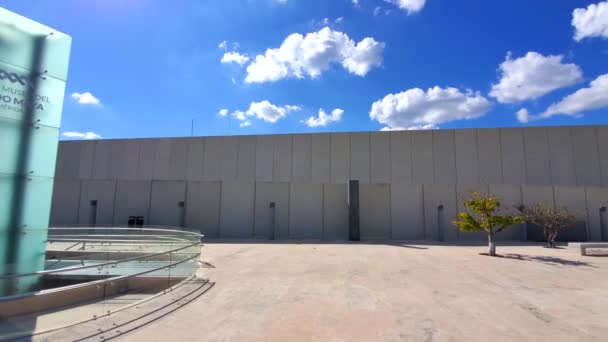 Мировой музей Мериды Майя, Гран-Музео дель Мундо Майя, который предлагает вид на историю и идентичность Юкатана — стоковое видео