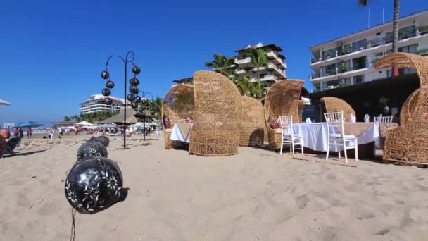 Restaurants en cafés met uitzicht op de oceaan op Playa De Los Muertos strand en pier dichtbij de beroemde Puerto Vallarta Malecon, het grootste openbare strand van de stad — Stockvideo